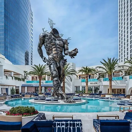 Stunning Escape Top Floor Strip-View Studio 31316